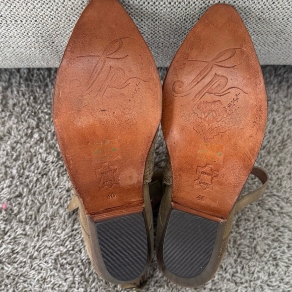 Free People Tan Venture Suede Ankle Boots
Distressed Boho Booties Size 40 NWT - Picture 8 of 9